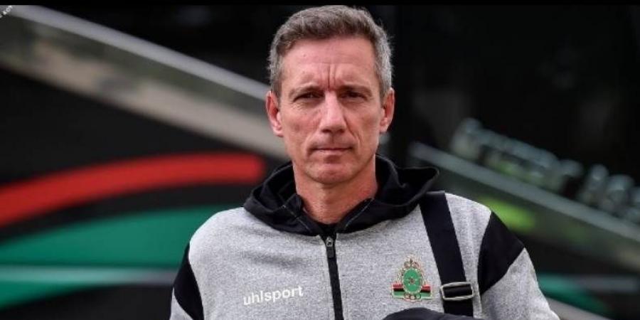الجيش الملكي المغربي يتفق مع مدربه البرتغالي سانتوس على تجديد عقده