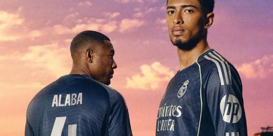 ريال مدريد يكشف عن قميصه الثاني لموسم 2025-2026