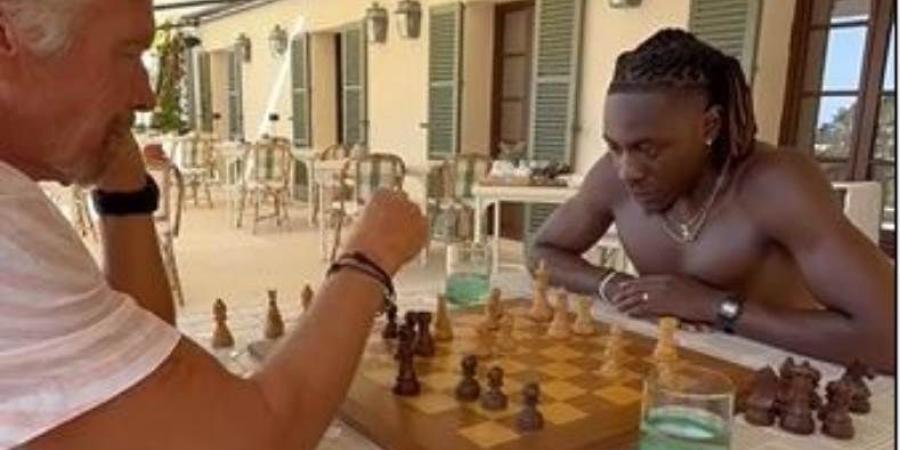 ملياردير بريطاني يلقي مشروبه على وجه إيزي لاعب كريستال بالاس "فيديو"