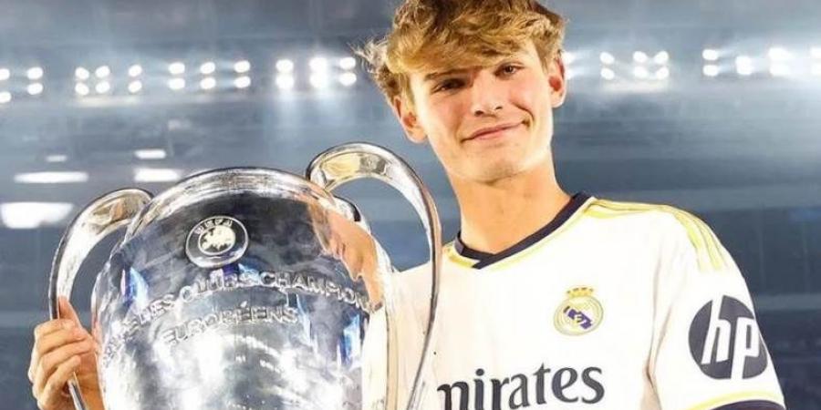 نيكو باز.. موهبة حائرة بين حلم العودة إلى مدريد ومشروع كومو الطموح