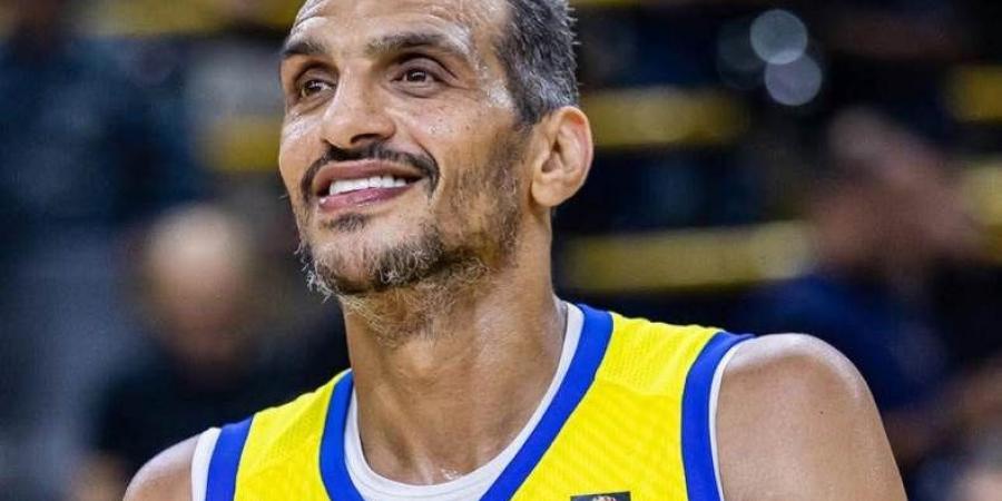 أسطورة السلة "إسماعيل أحمد" يجدد تعاقده مع الرياضي اللبناني