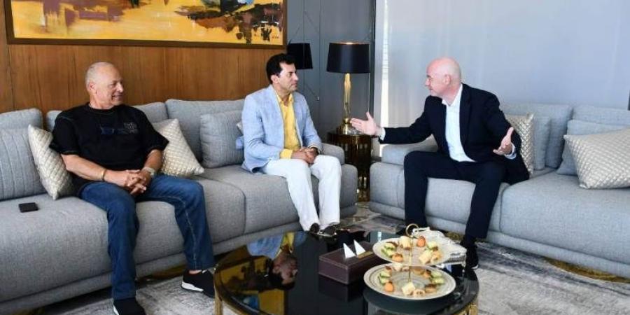 إنفانتينو يقضي أجازته بمدينة العلمين.. ويلتقي بـ صبحي وأبوريدة