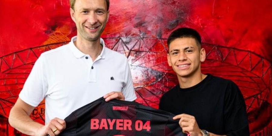 "اللاعب رقم 9".. باير ليفركوزن يعلن تعاقده مع الموهبة الأرجنتينية كلاوديو إتشيفيري