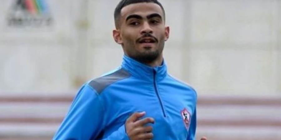 أحمد حسام يدعم زملائه في الزمالك خلال مباراة القمة