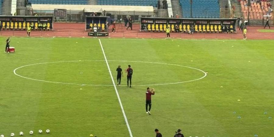 وصول طاقم تحكيم مباراة الأهلي والزمالك إلى ستاد القاهرة لقمة الدوري