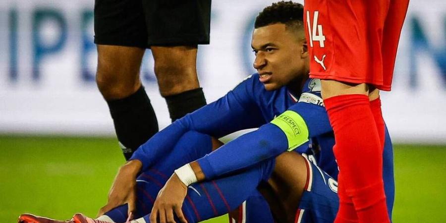 مبابي يغادر معسكر المنتخب الفرنسي بسبب الإصابة وتقارير تؤكد عودته لتداريب الريال الأسبوع المقبل