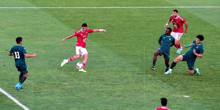 بـ"الأحضان".. تحية خاصة بين جنش وبن شرقي قبل انطلاق مواجهة الأهلي والاتحاد (فيديو)