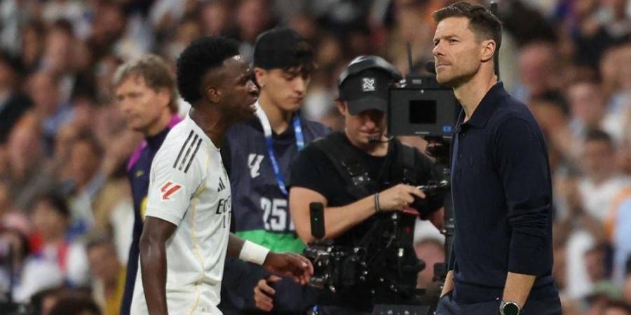 ريال مدريد يقرر عدم معاقبة فينيسيوس وألونسو صاحب القرار النهائي بعد تصرفه في "الكلاسيكو"