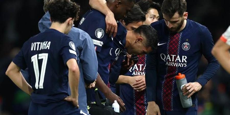 أشرف حكيمي يغادر مباراة بايرن ميونخ بالدموع بعد إصابته القوية "فيديو"