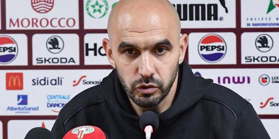 الركراكي: "ملّي كاتشوف الدّرارِي البارحْ خاسرِين بـ6 والجمهور كايصفّق فهَذا هو الجُمهور الّلي بغِينا"