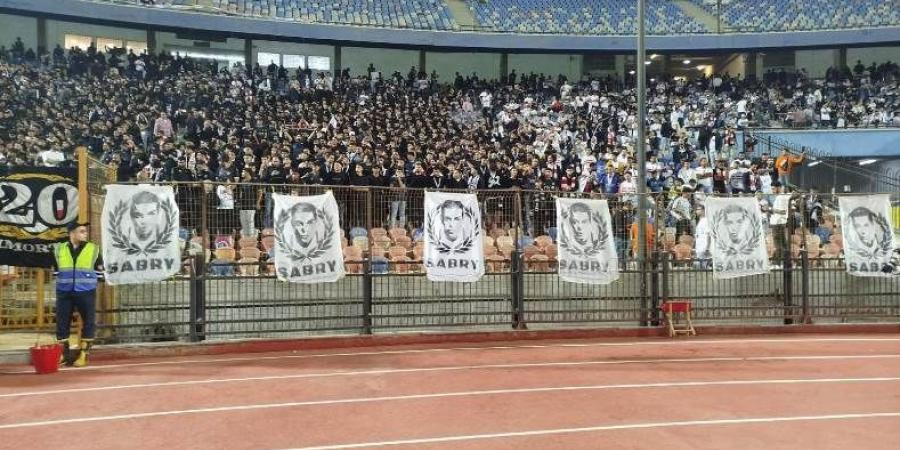 تحية وتقدير.. لاعبو الزمالك يتجهون للجماهير لتكريم الراحل محمد صبري