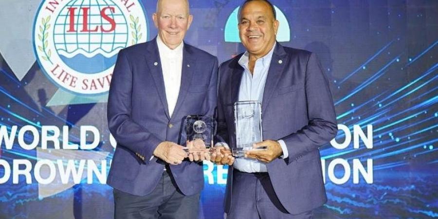 تكريم سامح الشاذلي من الاتحاد الدولي للإنقاذ ومنحه وسام الفارس