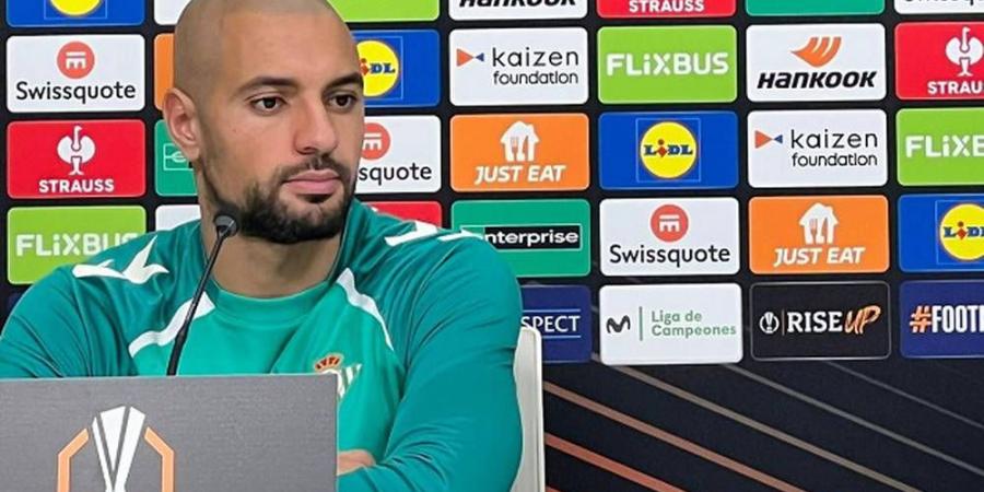 أمرابط: "أنا مرتاح في ريال بيتيس لكن لا يمكنني أن أعد بشيء فأنا لا أتخذ القرارات بمفردي"