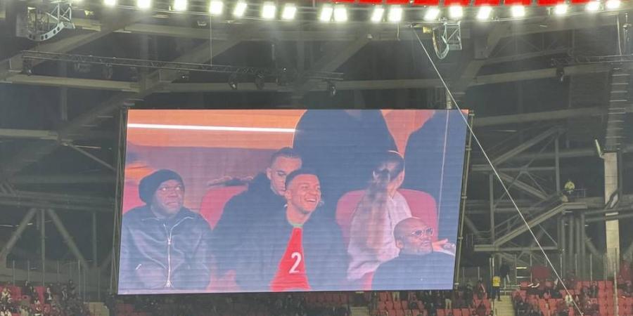 بقميص حكيمي.. مبابي حاضر بمدرجات ملعب "مولاي عبد الله" لمتابعة مباراة المغرب ومالي