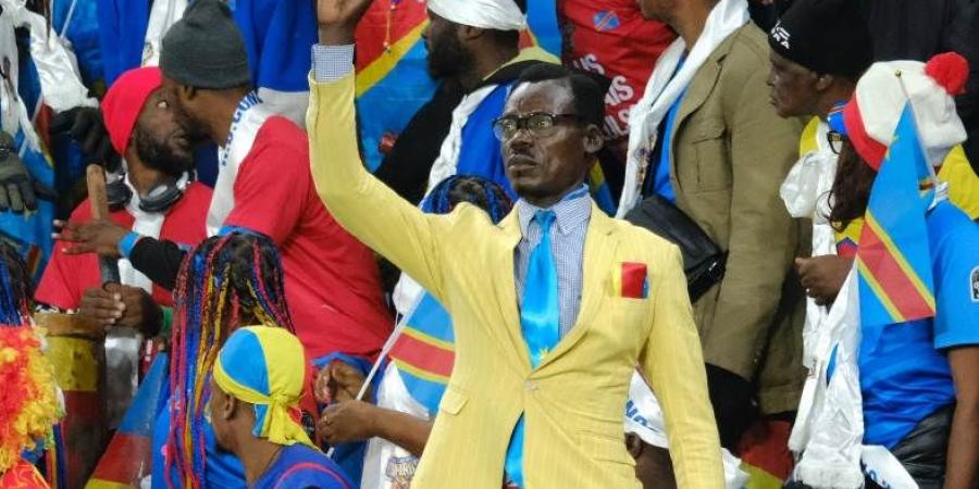 تمثال حي في المدرجات.. قصة المشجع الكونغولي الذي يحيي ذاكرة لومومبا في أمم أفريقيا