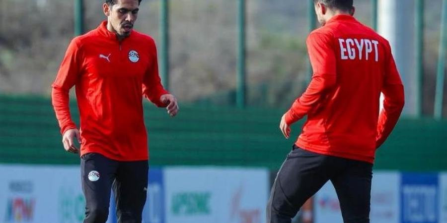 من ملعب المباراة.. محمد حمدي يدعم منتخب الفراعنة أمام كوت ديفوار