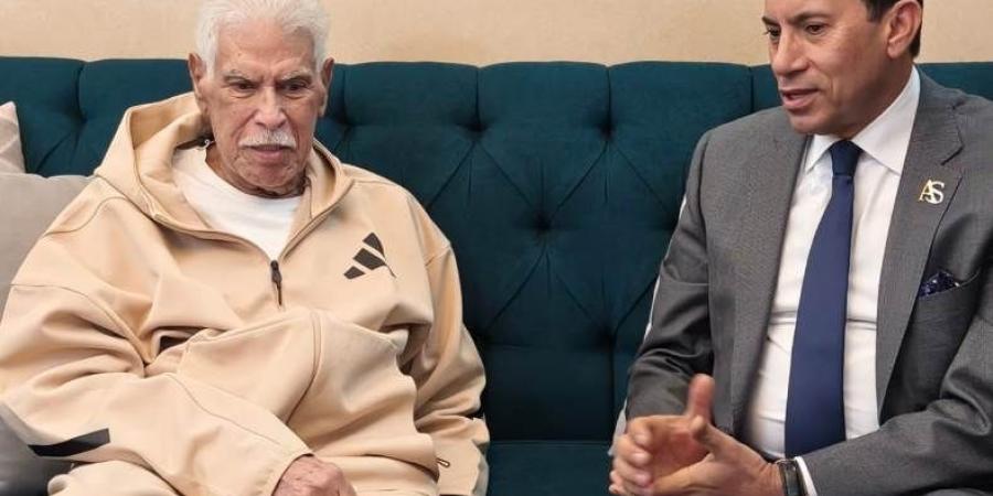 وزير الشباب والرياضة يطمئن على الحالة الصحية لـ حسن شحاتة