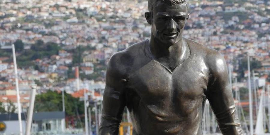 "الإنذار الأخير من الله".. شخص يحرق تمثال كريستيانو رونالدو في ماديرا