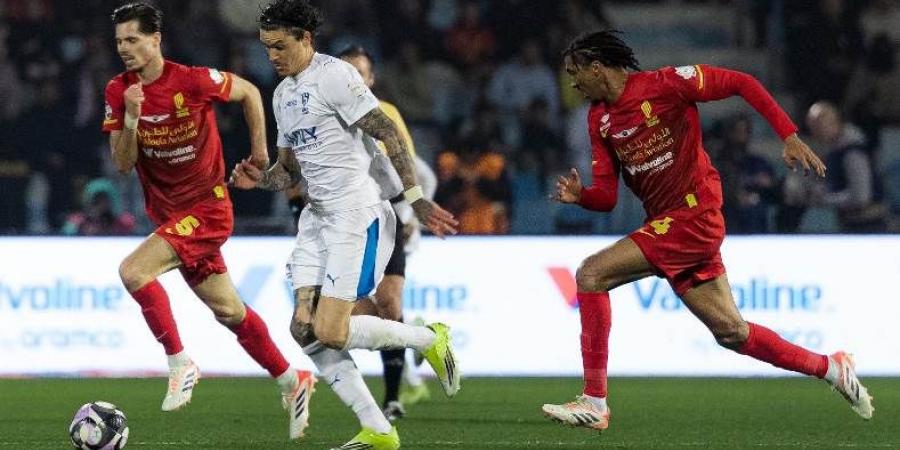 تعادل مثير يحسم قمة القادسية والهلال في دوري روشن السعودي