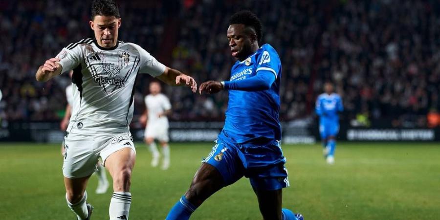 بعد إلقائه موزة على فينيسيوس.. مُشجع ألباسيتي مهدد بغرامة 5 آلاف يورو ومنعه من دخول الملاعب!