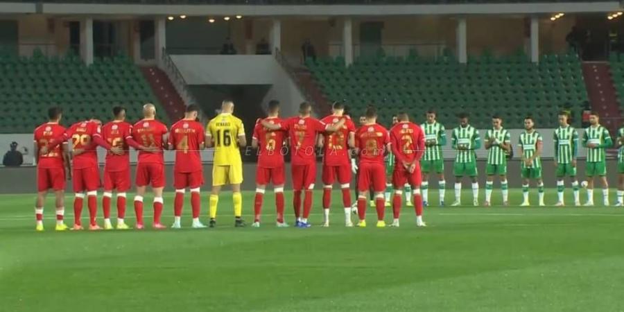 لاعبو أولمبيك الدشيرة والوداد يقرأون سورة الفاتحة ترحما على وفاة 4 من عناصر الشرطة لحظة توجههم صوب أكادير لتأمين المباراة