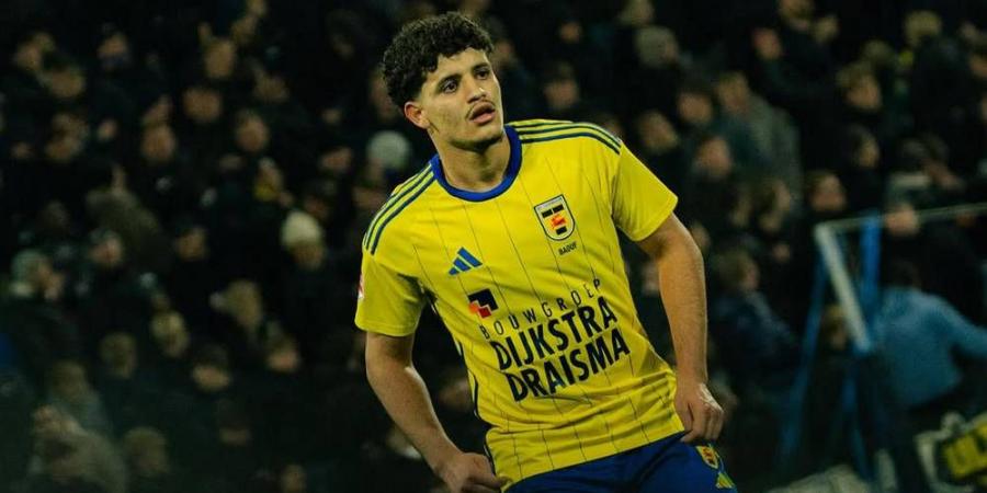 المغربي إسماعيل باعوف يحقق الصعود رفقة فريقه كامبور إلى دوري الدرجة الأولى الهولندي