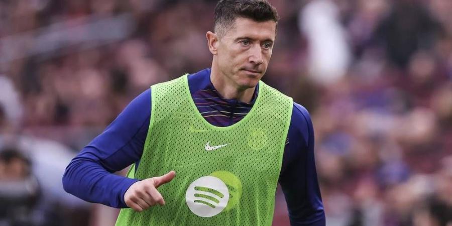 ليفاندوفسكي يدرس عرضاً لتمديد عقده مع برشلونة مقابل تخفيض راتبه