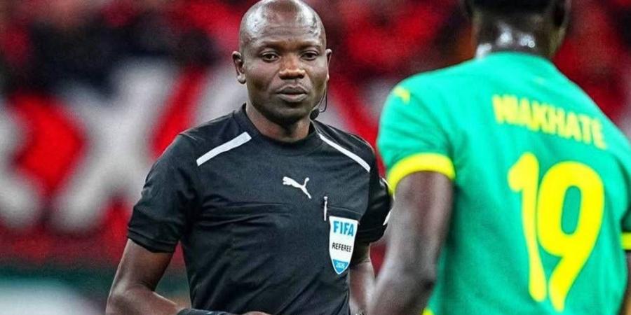 الفيفا يعاقب ندالا حكم نهائي كأس أفريقيا باستبعاده من كأس العالم 2026